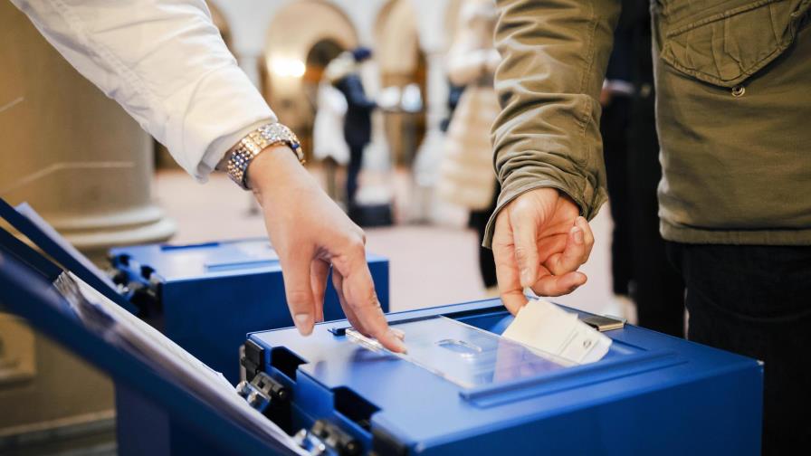 Suizos respaldan certificados de COVID-19 en medio de brote Suizos respaldan certificados de COVID-19 en medio de brote