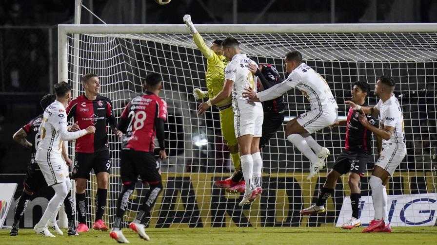 Atlas toma ventaja ante Pumas en semis del Apertura mexicano