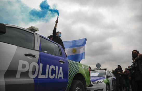 Policías argentinos intensifican reclamos de mejora salarial