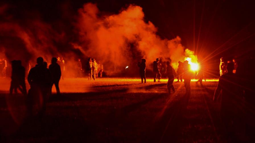 Policía dispersa fiesta en Francia y hombre pierde una mano Policía dispersa fiesta en Francia y hombre pierde una mano