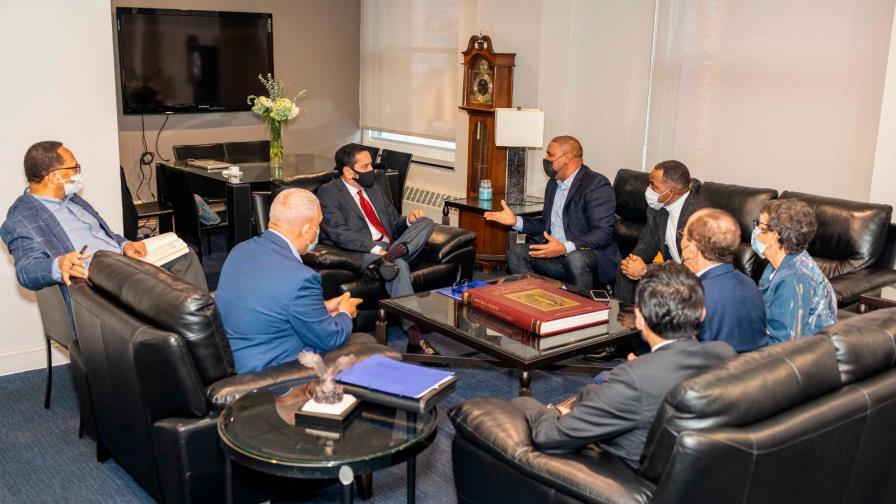  Empresarios del sector turismo visitan cónsul dominicano en NY; motivan a hacer turismo en RD   