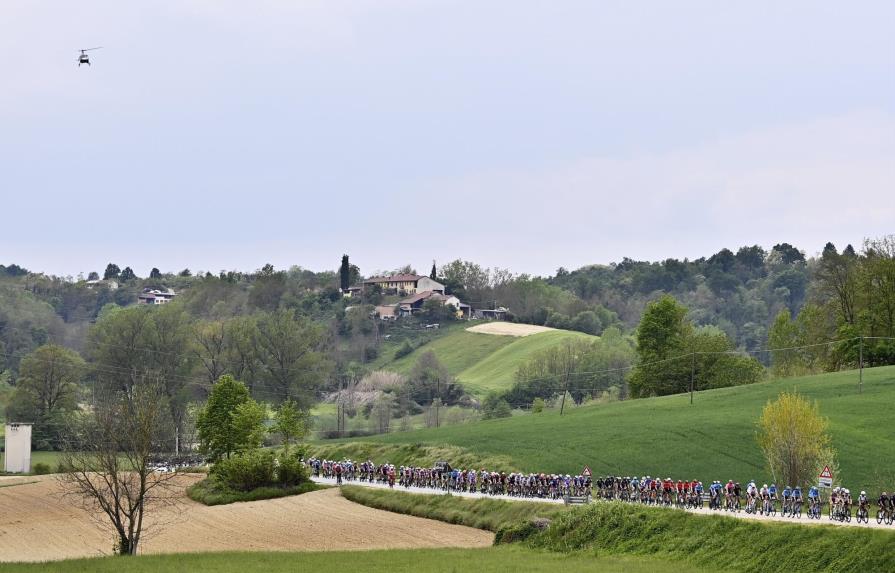 Merlier se lleva etapa y Ganna retiene liderato del Giro de Italia