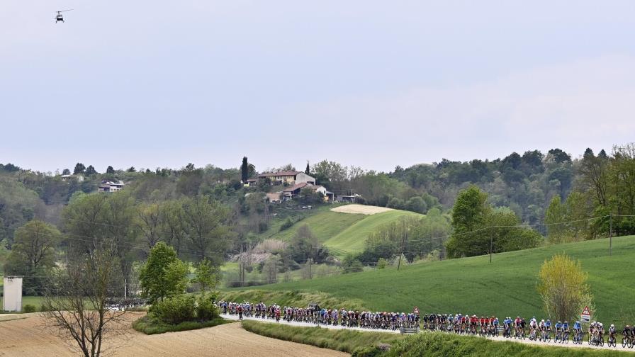 Merlier se lleva etapa y Ganna retiene liderato del Giro de Italia