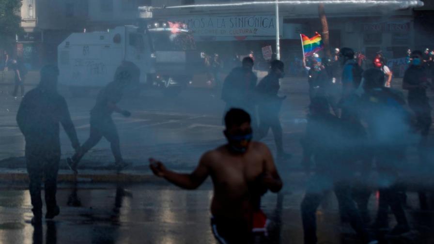 Cientos de personas protestan en Chile días después de histórico plebiscito