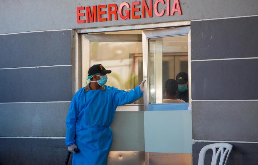 ¿Cuál es la disponibilidad hospitalaria para el COVID-19 a nivel público y privado en República Dominicana?