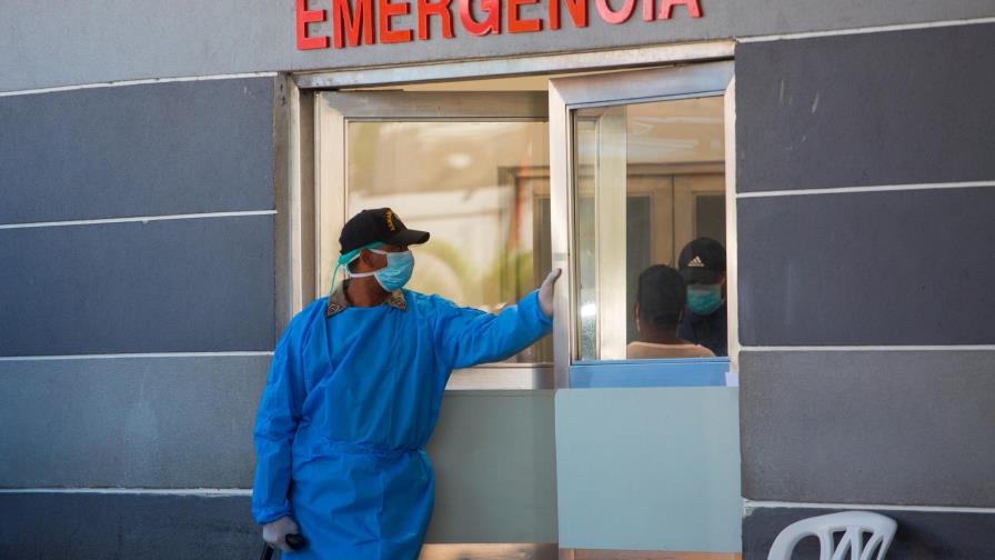 ¿Cuál es la disponibilidad hospitalaria para el COVID-19 a nivel público y privado en República Dominicana?