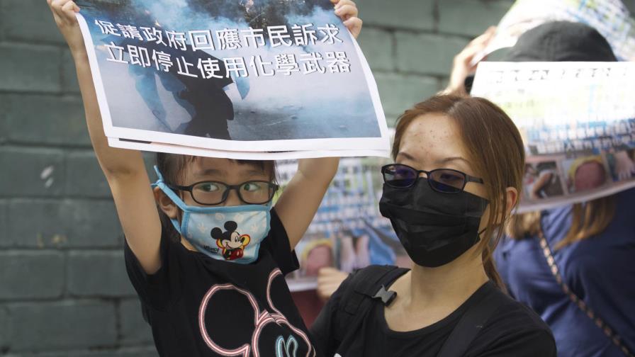 Familias de Hong Kong protestan por uso de gas lacrimógeno