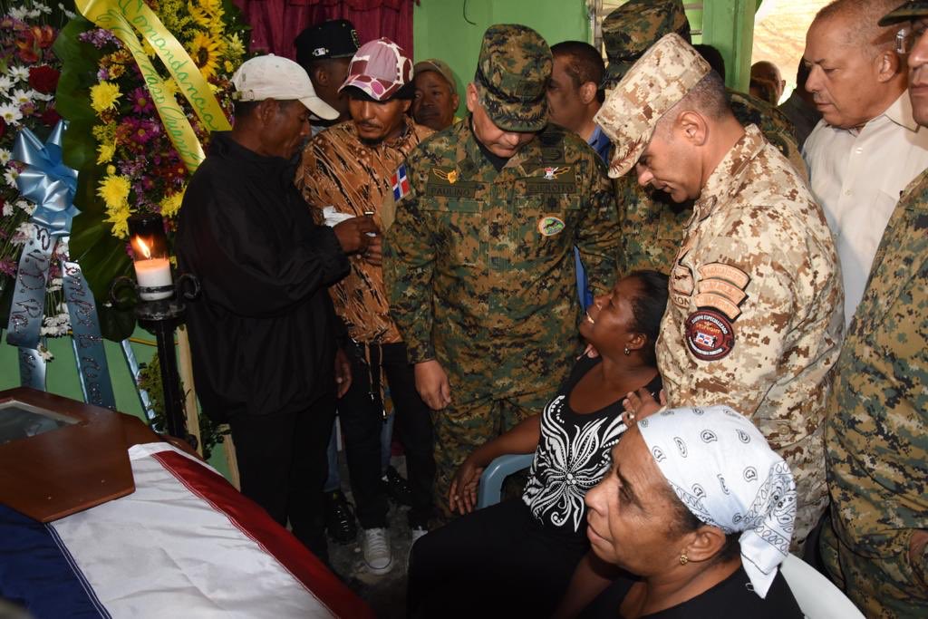 El ministro de Defensa, teniente general Rubén Paulino Sem,  junto a los familiares del raso Oriano Montero Encarnación. 