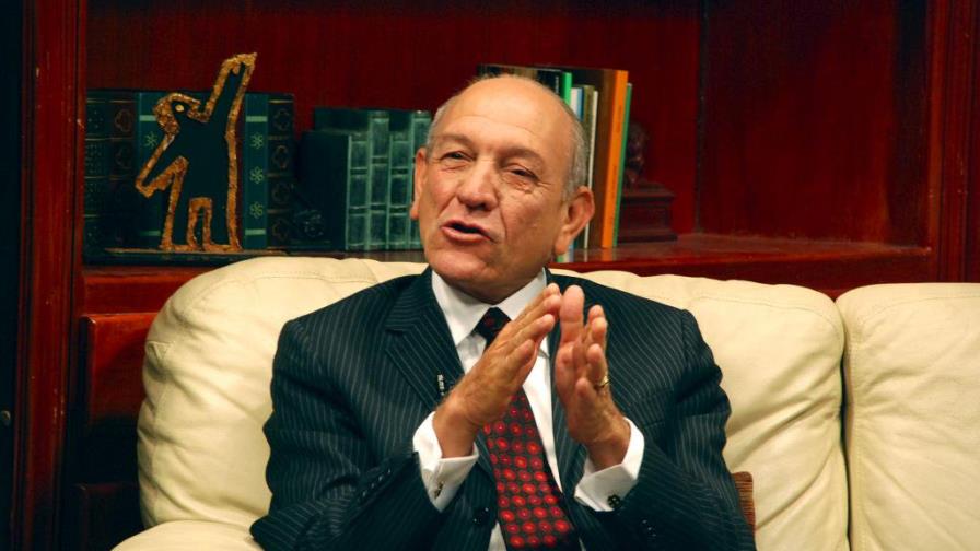 Senador defiende: “no hay ni una pizca” de dictadura en la familia del presidente Danilo Medina