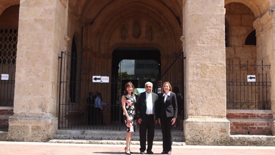 Creen apariciones embajadora EEUU reafirman críticas 