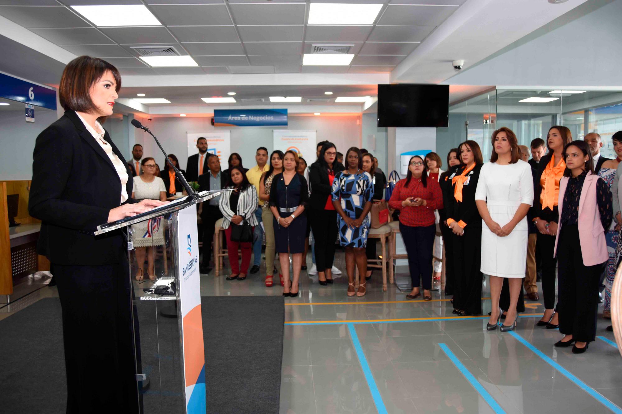 Mirjan Abreu, directora general de Negocios Banreservas, habla en la inauguración de la Oficina Plaza Patio de Colombia, ubicada en la avenida del