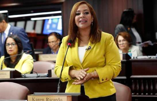 Madre de exdiputada Karen Ricardo la sustituye en el cargo