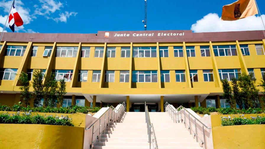 Comisión del PLD se reunió a primera hora con el presidente de la JCE Comisión del PLD se reunió a primera hora con el presidente de la JCE