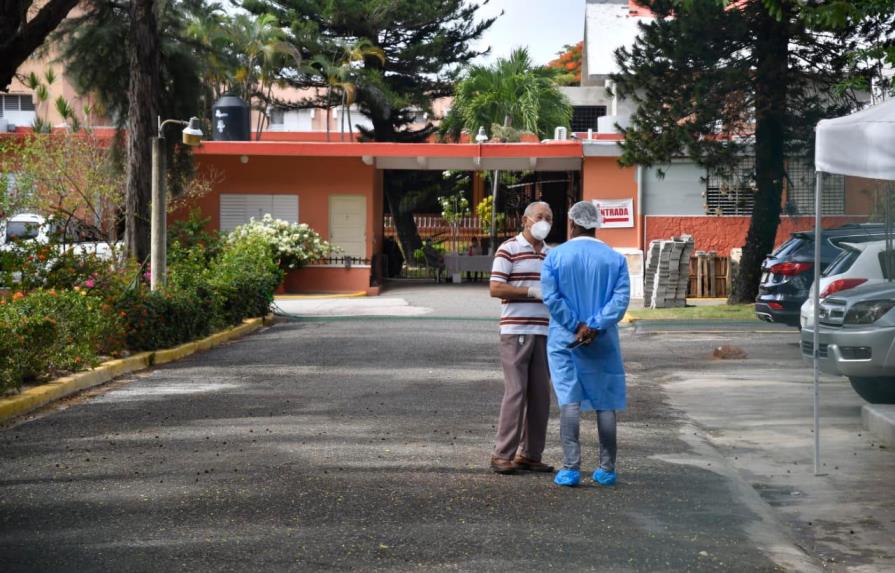 Trasladan a hospitales envejecientes positivos a COVID-19 desde hogar de ancianos 