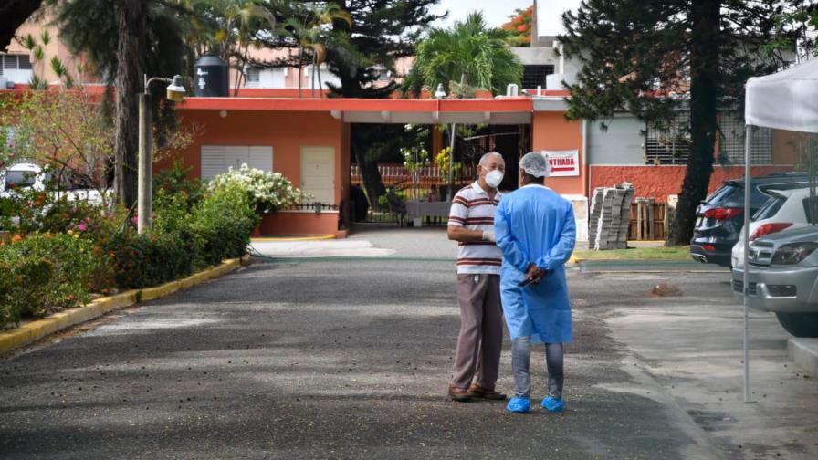 Trasladan a hospitales envejecientes positivos a COVID-19 desde hogar de ancianos 