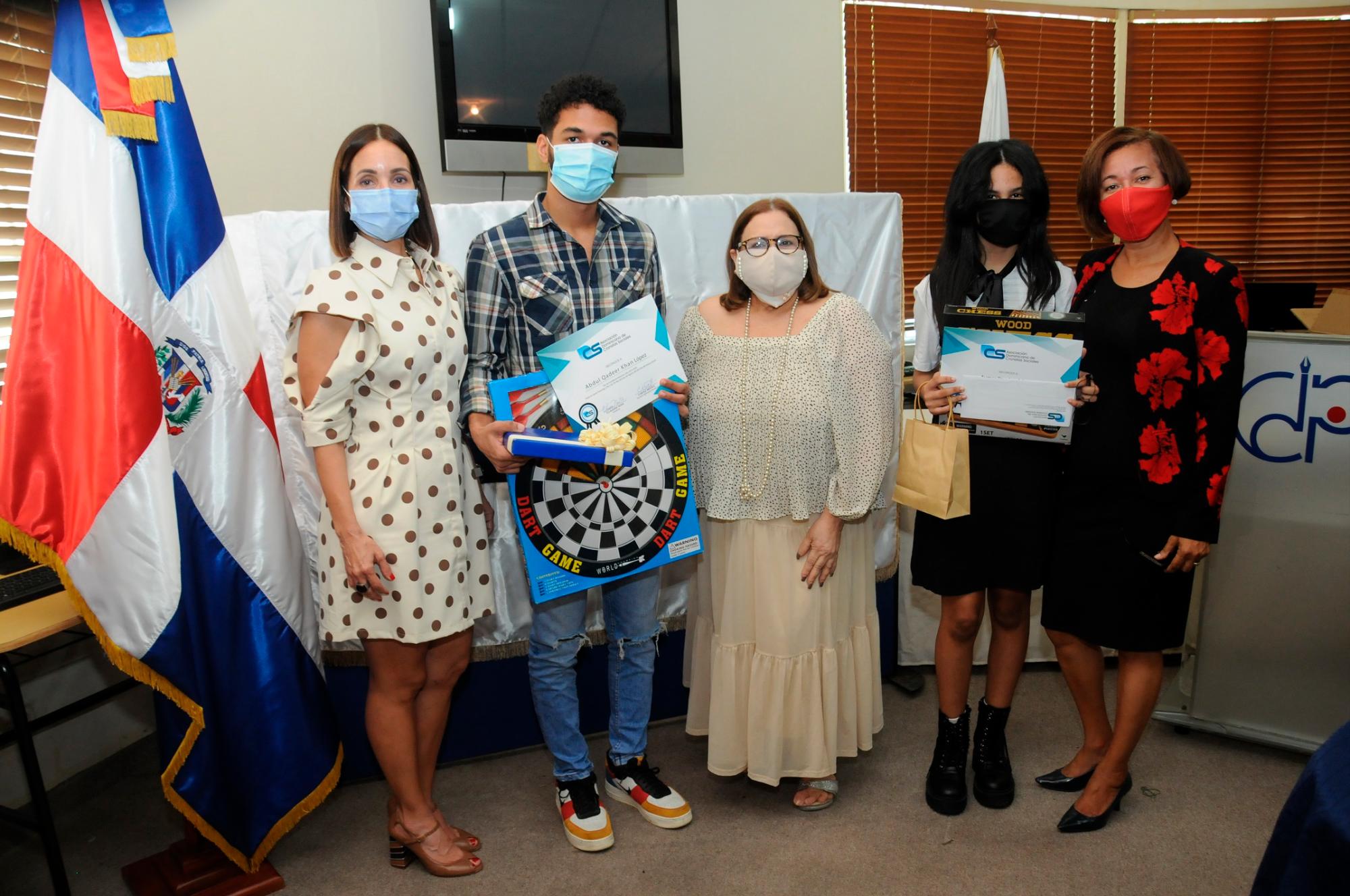 Claudine Nova, Abdul Qadeer Khan López, Mirna Pimentel, Aymar Ramírez López y Ana López.