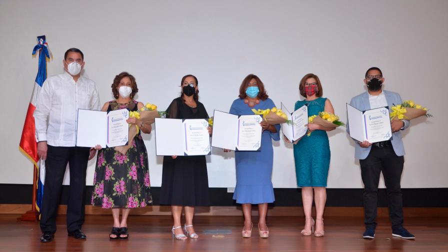 Sociedad de Obstetricia reconoce ginecólogas