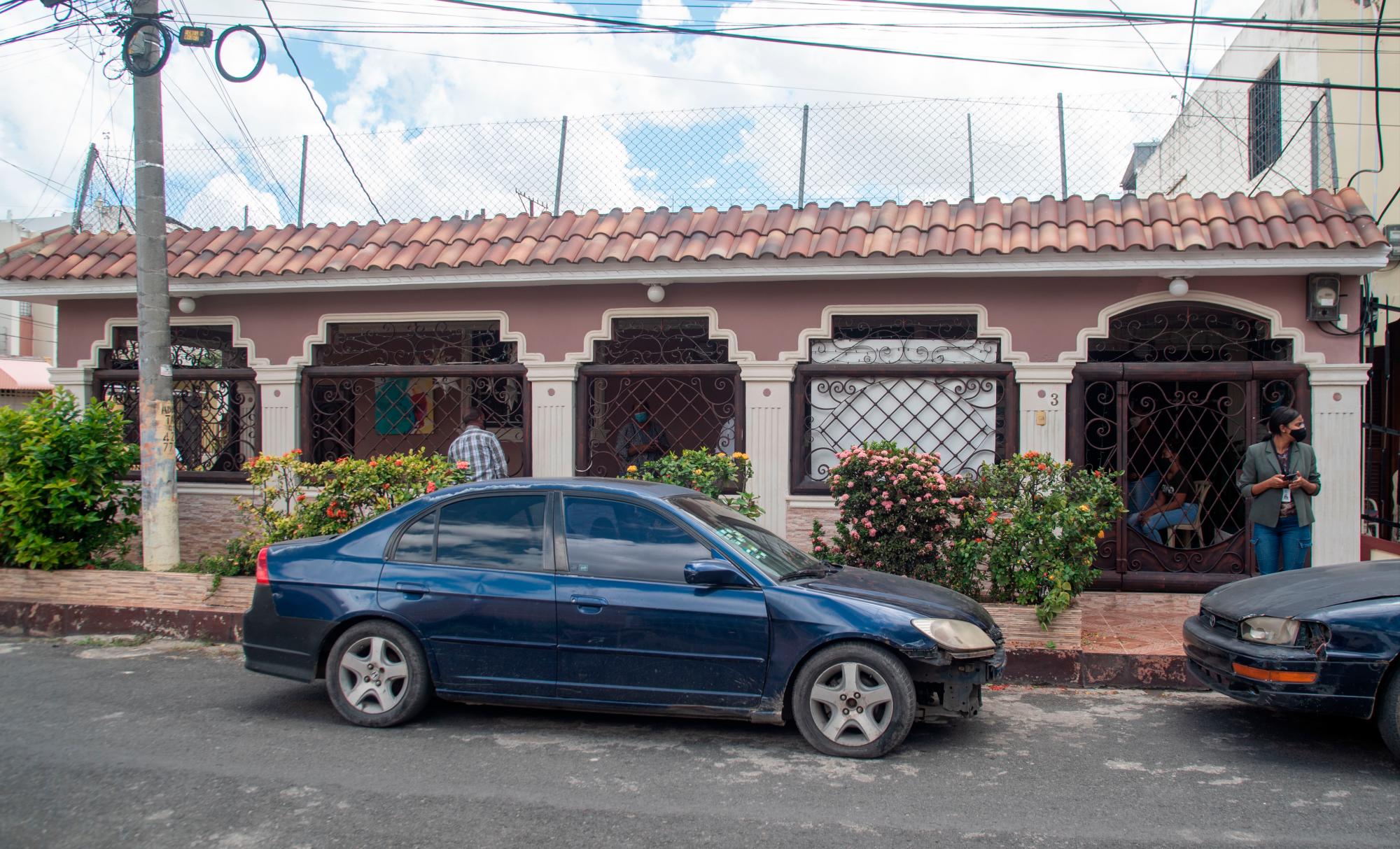 Vivienda al frente la cual estaba la yipeta donde recibió el disparo mortal María Dolores Marte Tavárez., y donde residía ésta.