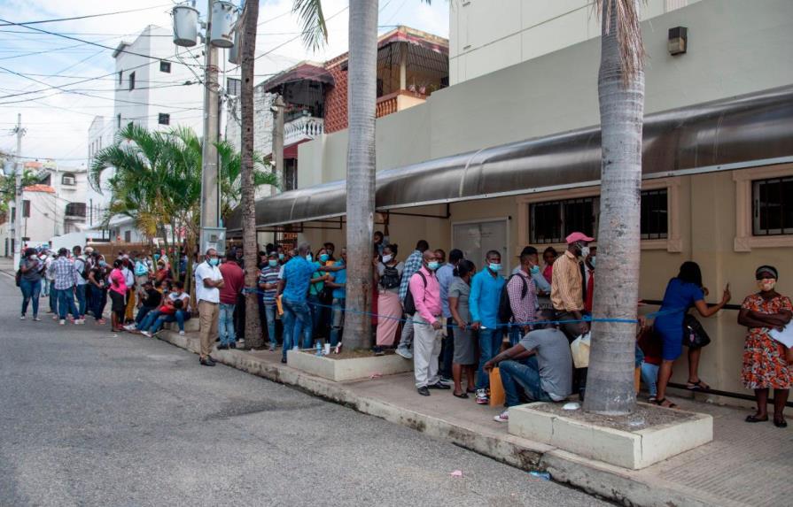 Haitianos pagan hasta RD$13,068 por un pasaporte en embajada en RD