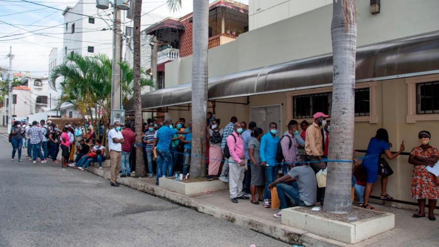 Haitianos pagan hasta RD$13,068 por un pasaporte en embajada en RD