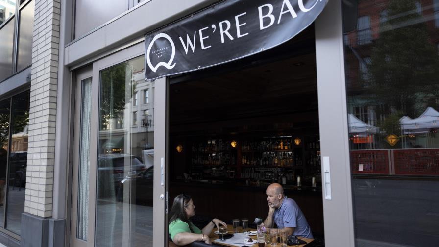 Sondeo: los estadounidenses mitigan precauciones por virus