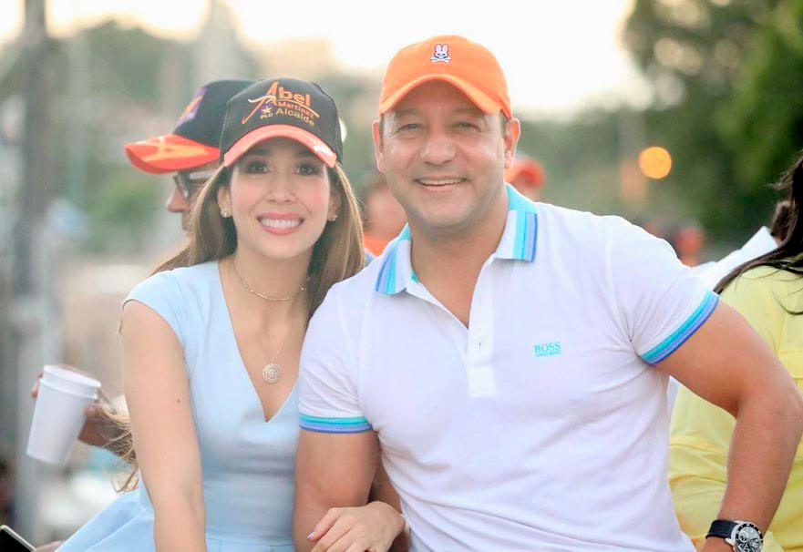 Abel Martínez y su esposa Nahiony Reyes durante la campaña electoral con miras al 2020.