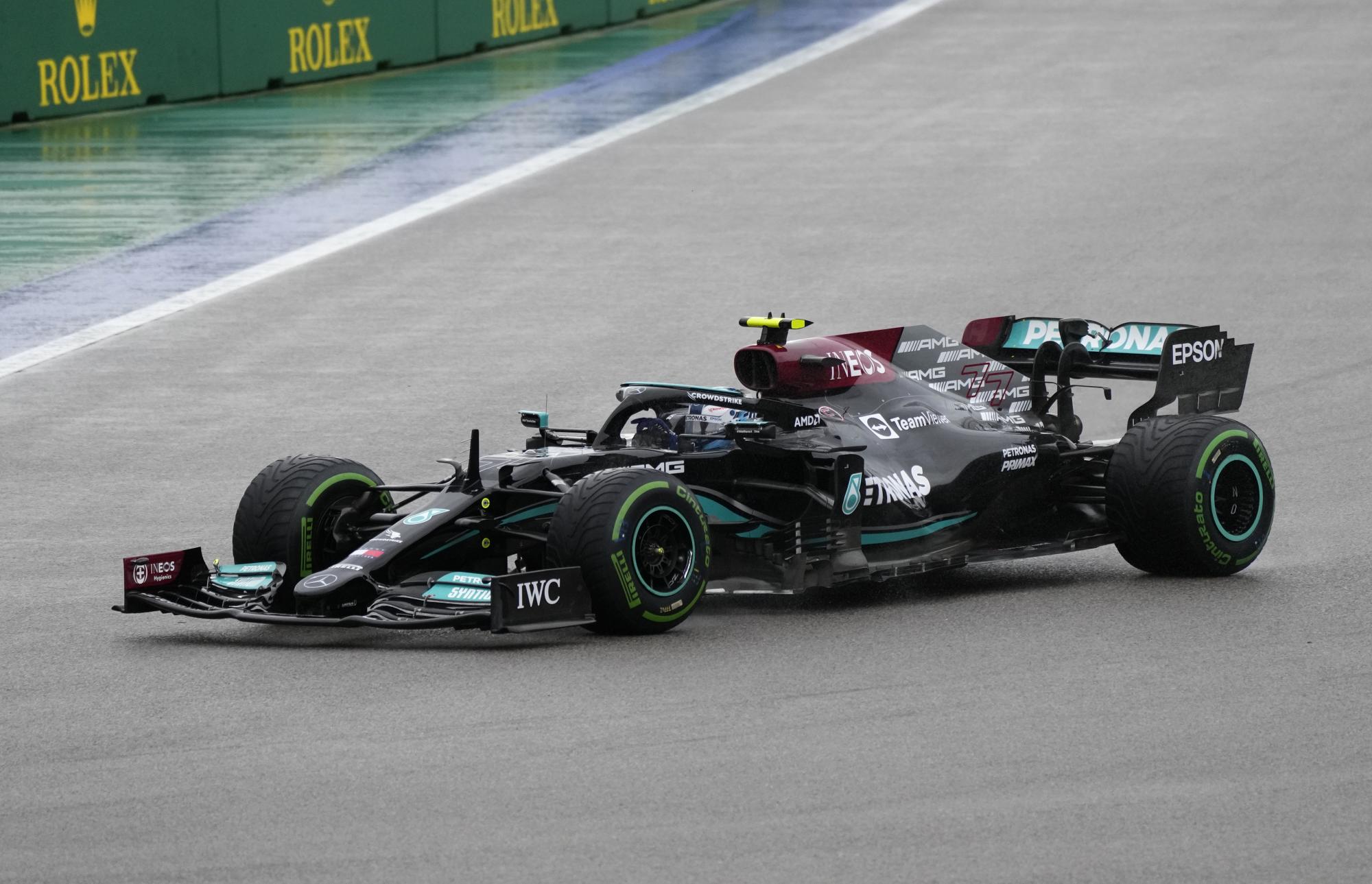 Lewis Hamilton maniobra su Mercedes en la clasificación para el Gran Premio de Rusia de Fórmula Uno en el circuito Sochi Autodrom de Sochi, Rusia, sábado 25 de setiembre de 2021. La carrera está prevista para el domingo. (AP/Sergei Grits)