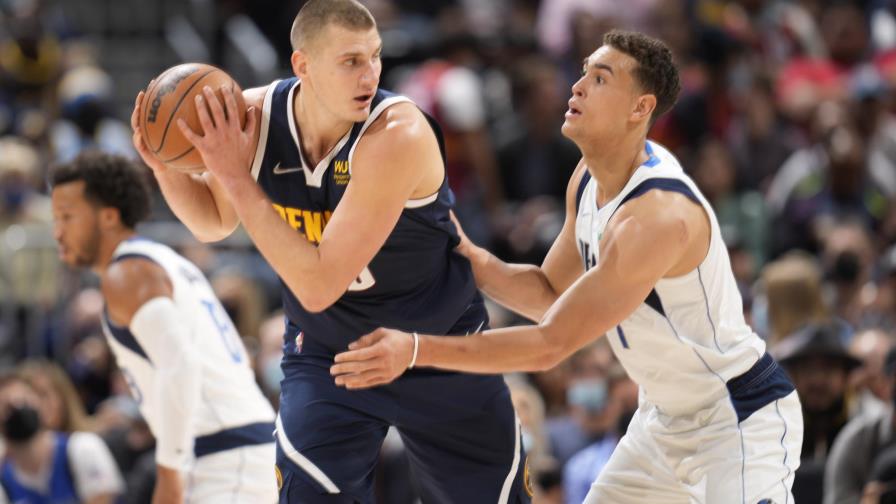 Jokic guía a Nuggets con rodilla golpeada, arrollan a Dallas