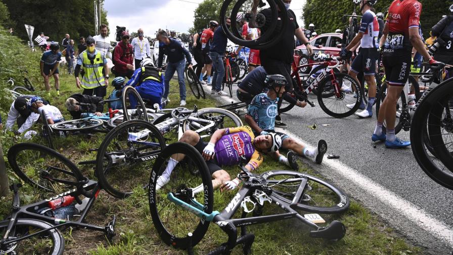 Pelotón del Tour protesta por seguridad en la ruta Pelotón del Tour protesta por seguridad en la ruta