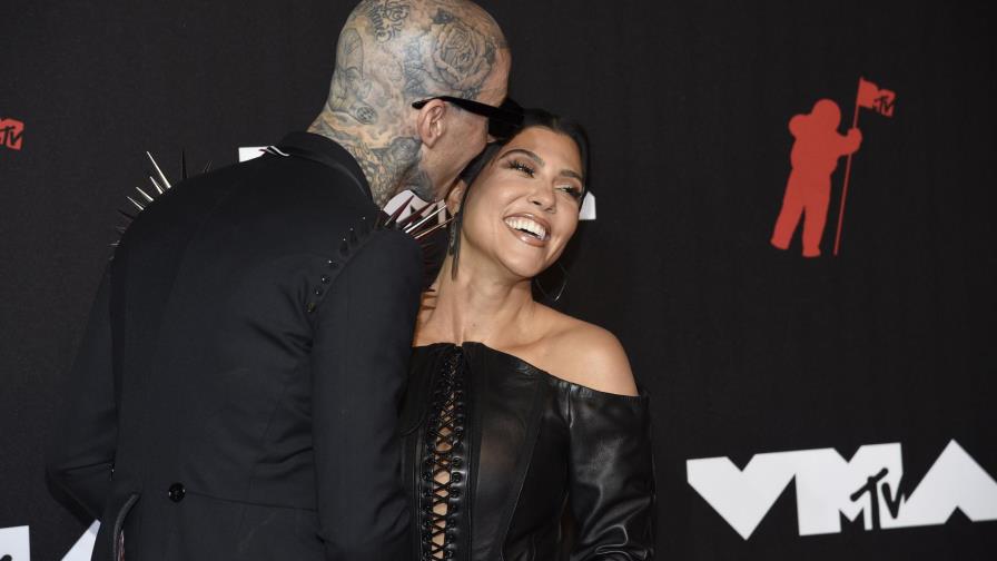 Kourtney Kardashian se compromete con baterista de Blink-182