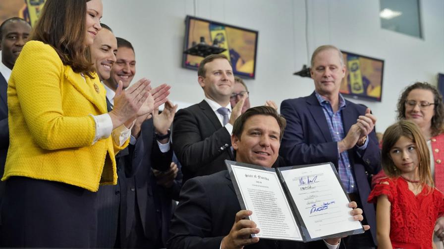 Gobernador DeSantis firma ley que impide que las empresas impongan la obligación de vacunarse