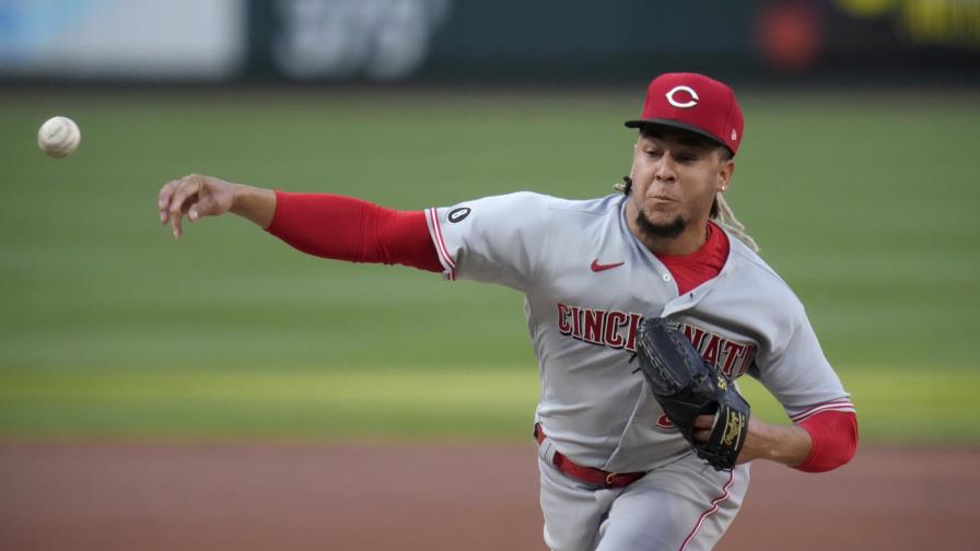 Castillo logra primer triunfo desde abril con los Rojos