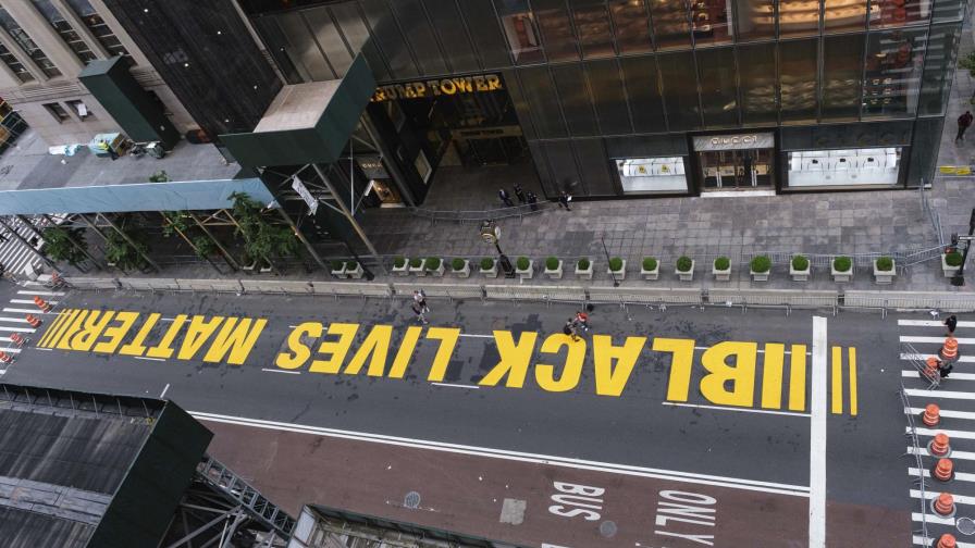 Pintan sobre frase contra racismo frente a Torre Trump de NY