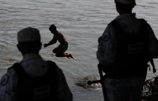 Migrantes varados en Guatemala intentan entrar en México