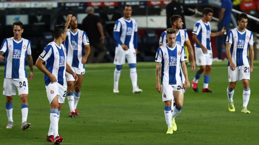 Apurado, Barça se ilusiona; vence al Espanyol, que desciende