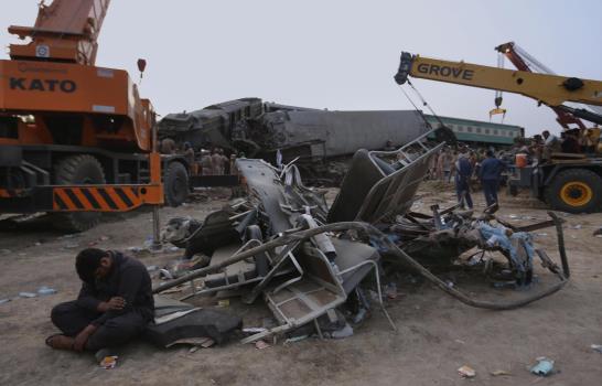 Mueren al menos 51 personas en choque de trenes en Pakistán Mueren al menos 51 personas en choque de trenes en Pakistán