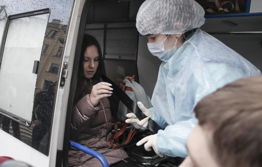 Mujer que huyó de cuarentena por virus en Rusia debe regresar al hospital