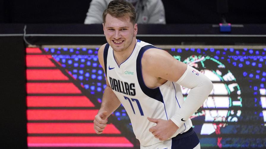 Doncic aporta 31 puntos; Mavs vencen a Clippers en 1er duelo