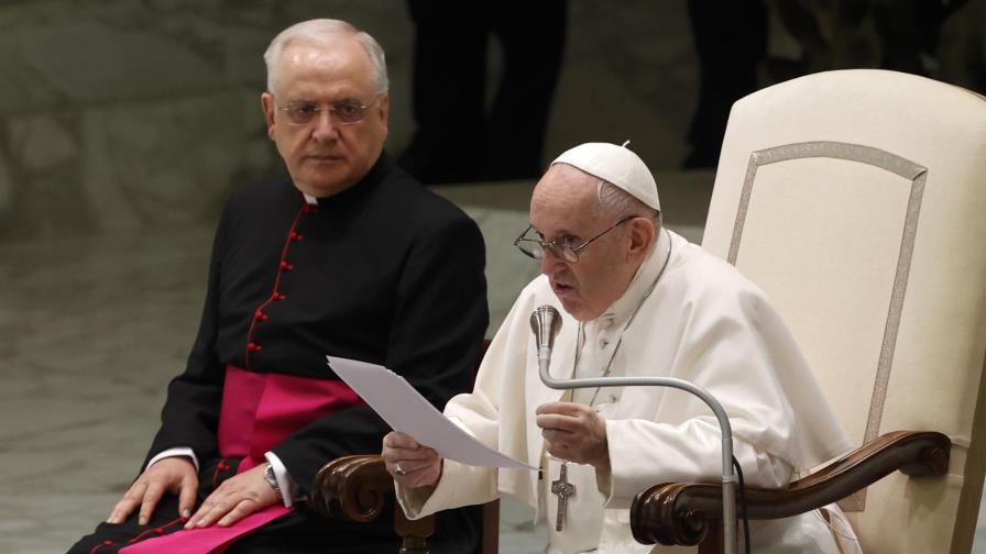 El papa reanuda sus audiencias, un mes después de operación