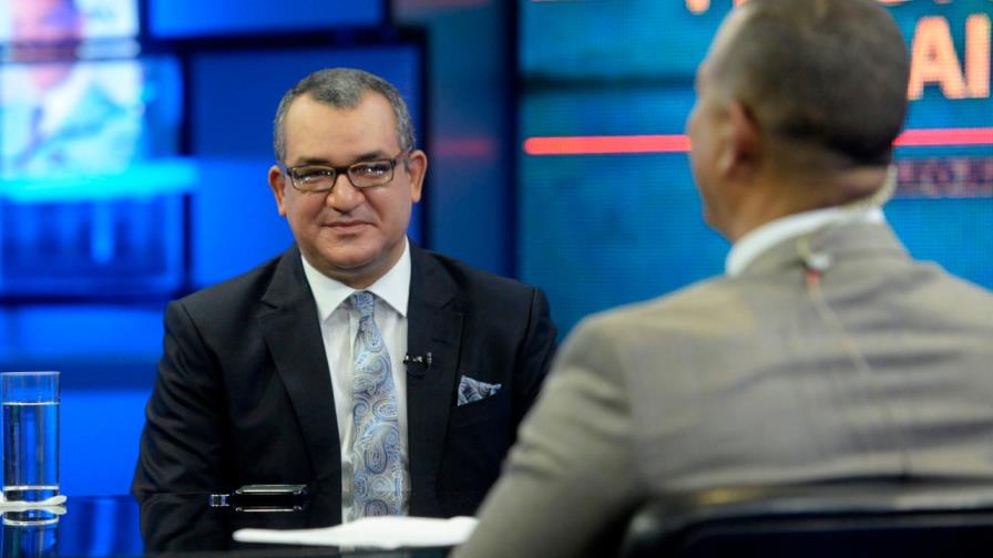 Román Jáquez promete fondos a los partidos políticos para esta semana