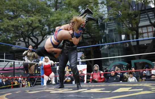 Montan lucha libre afuera de estación del metro en México