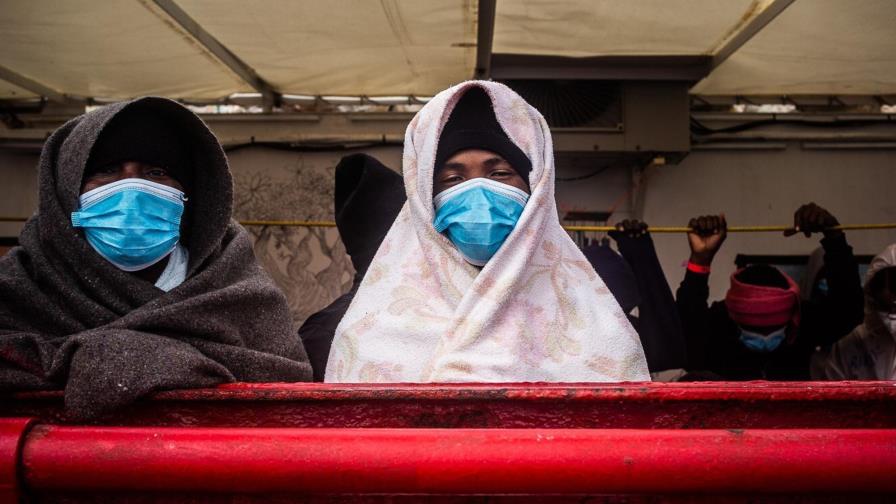 Buque con 422 migrantes se dirige a Sicilia