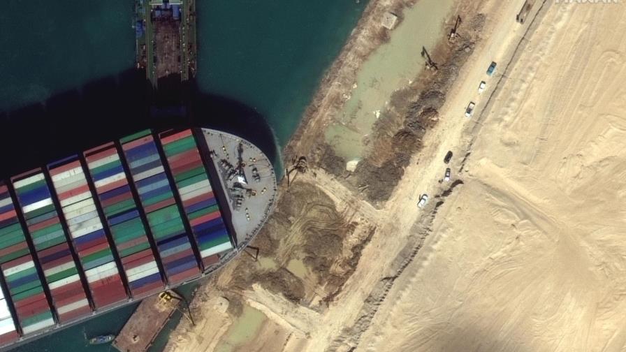 Otras dos remolcadoras navegan hacia el Canal de Suez