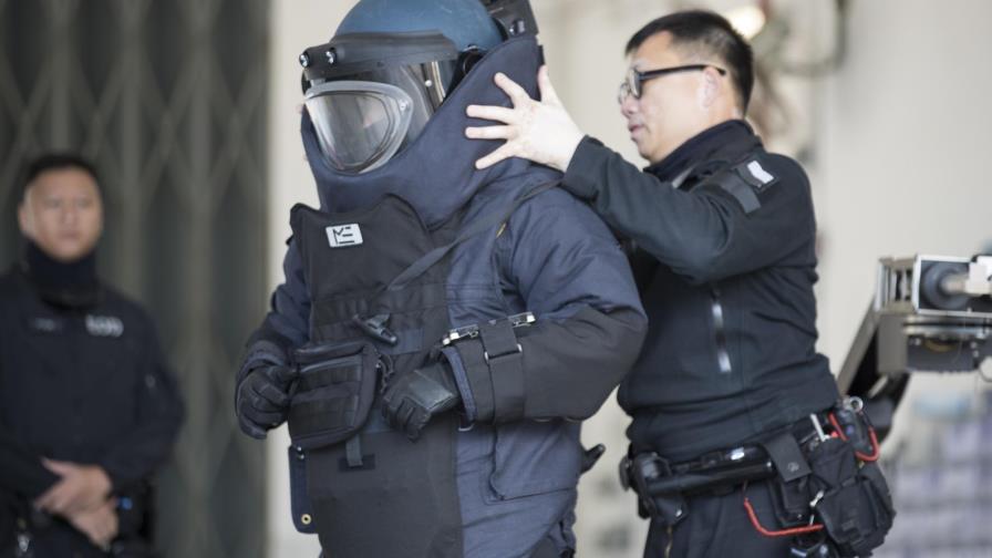 Policía de Hong Kong detiene a hombres por probar explosivos Policía de Hong Kong detiene a hombres por probar explosivos