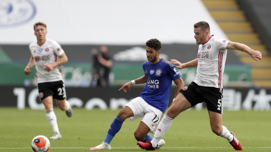 Leicester gana y sigue firme en zona Champions