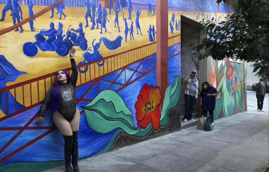 Drag queens entregan comida y música a domicilio en San Francisco