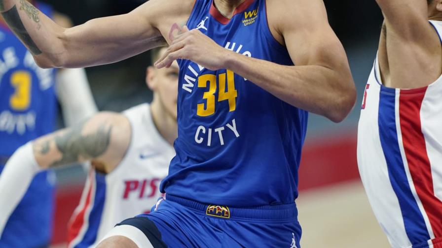Howard y Jokic guían a Nuggets a triunfo ante Pistons