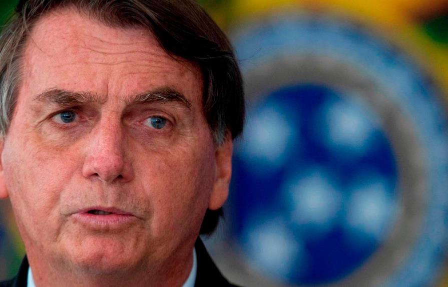 Bolsonaro cumple 66 años presionado por su negacionismo de la pandemia