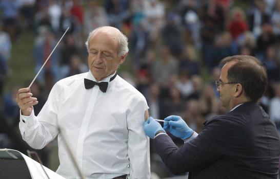 Batuta en mano, director de orquesta húngara se vacuna
