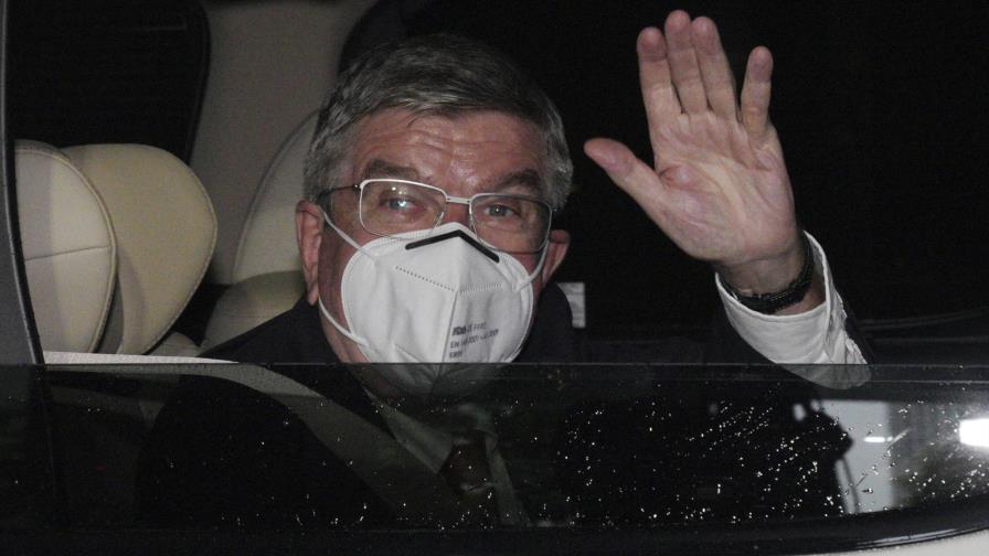 Jefe del COI llega a Tokio, que amplía estado de emergencia por la pandemia COVID-19